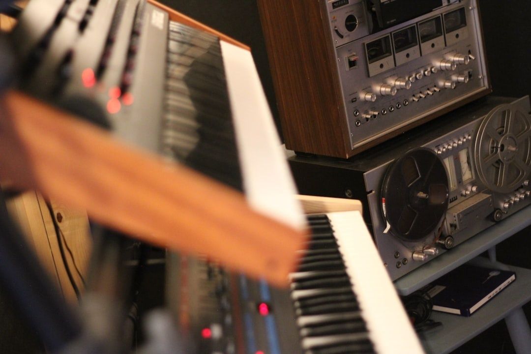 Vintage-synt med klaviatur och bandspelare i analog studiomiljö