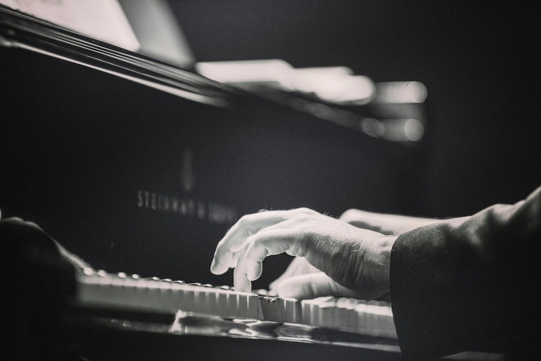 Närbild av händer som spelar piano i svartvitt
