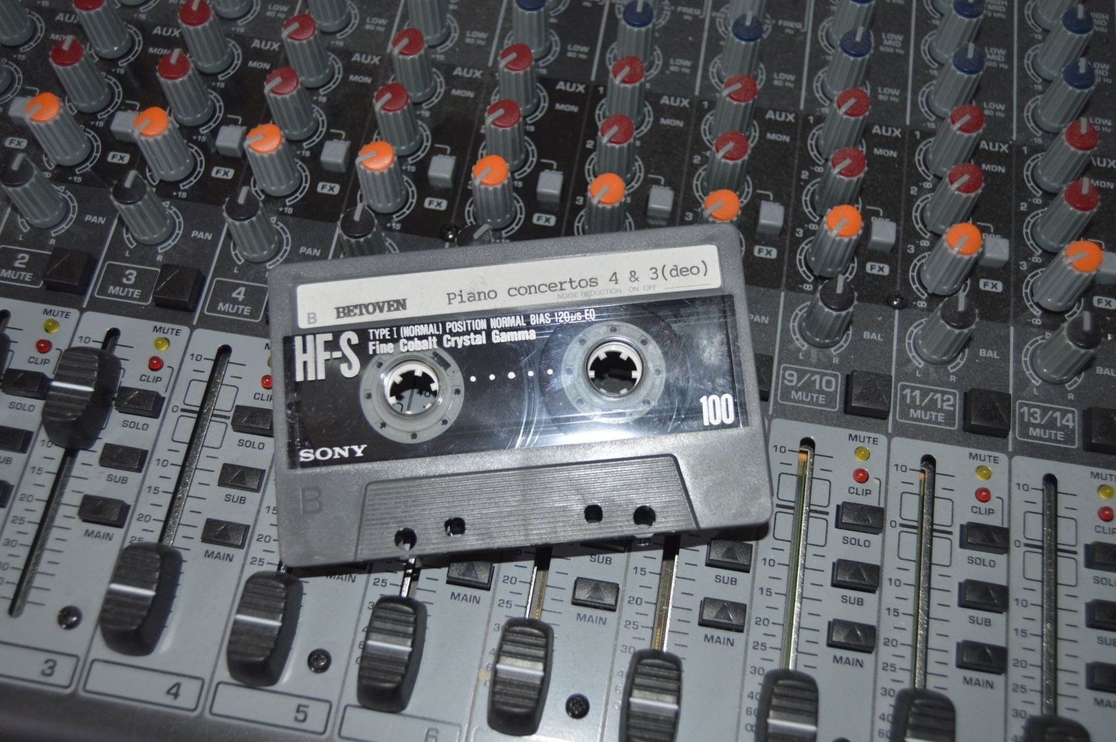 Sony-kassett med Beethoven ovanpå ett analogt ljudmixningsbord